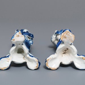Een paar blauwwitte Delftse figuren van draailierspelers op basementen, 18e eeuw — foto 6