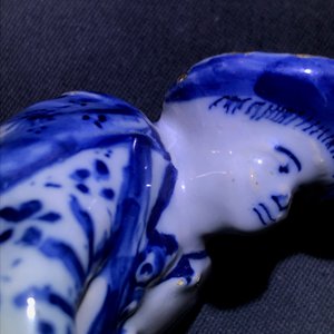 Een paar blauwwitte Delftse figuren van draailierspelers op basementen, 18e eeuw — foto 10