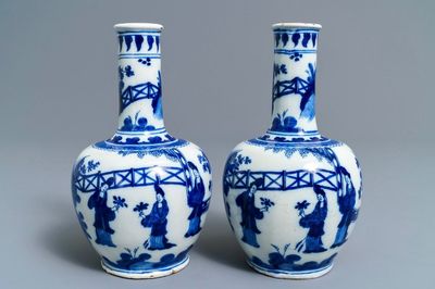 Een paar blauwwitte Delftse flesvormige chinoiserie vazen, 1e helft 18e eeuw