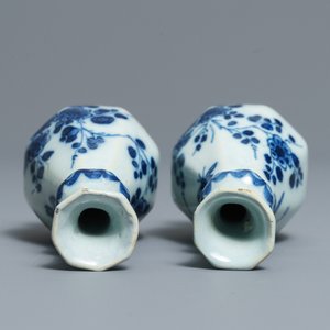 Een paar blauwwitte Delftse flesvormige vaasjes met vogels en bloemen, 17/18e eeuw — foto 6