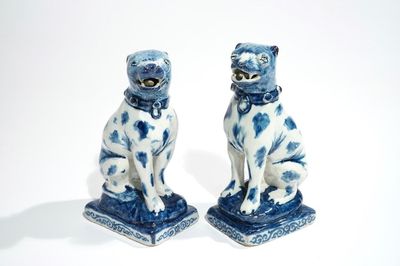 Een paar blauwwitte Delftse honden, 1e helft 18e eeuw