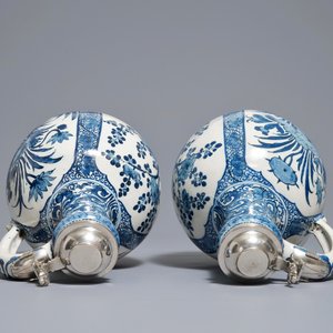 Een paar blauwwitte Delftse kannen in Japanse Arita-stijl met zilveren deksels, ca. 1700 — foto 7