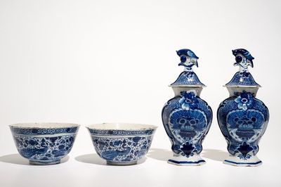 Een paar blauwwitte Delftse kommen en een paar dekselvazen, 18e eeuw