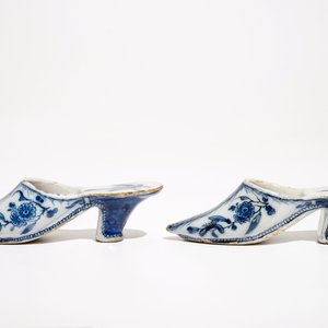 Een paar blauwwitte Delftse muiltjes met floraal decor, 18e eeuw — foto 2