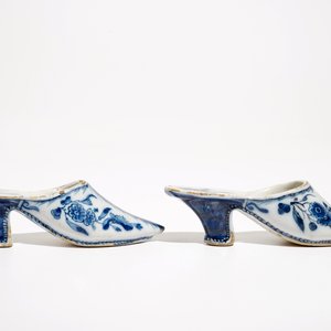 Een paar blauwwitte Delftse muiltjes met floraal decor, 18e eeuw — foto 4