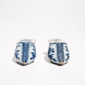 Een paar blauwwitte Delftse muiltjes met floraal decor, 18e eeuw — foto 5