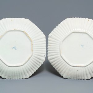 Een paar blauwwitte Delftse plooischotels met chinoiserie decor, 18e eeuw — foto 2
