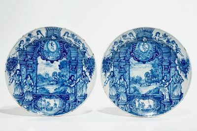 Een paar blauwwitte Delftse schotels met bijbels decor, 1e helft 18e eeuw