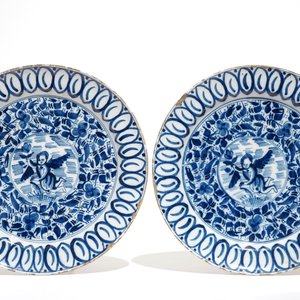 Een paar blauwwitte Delftse schotels met putti en twee suikerpotten, 18e eeuw — foto 2