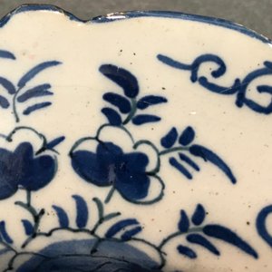 Een paar blauwwitte Delftse schotels met theebomen en een schotel met bloemenmand, 18e eeuw — foto 5
