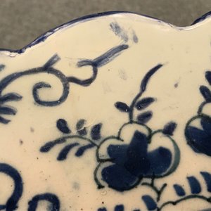 Een paar blauwwitte Delftse schotels met theebomen en een schotel met bloemenmand, 18e eeuw — foto 8