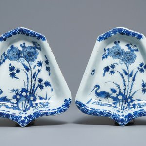 Een paar blauwwitte Delftse schotels van een confiturenstel, eind 17e eeuw — foto 1