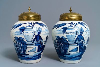Een paar blauwwitte Delftse tabakspotten met indianen, 18e eeuw