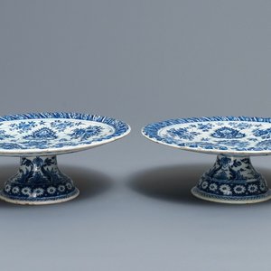 Een paar blauwwitte Delftse tazza's met floraal en ornamentaal decor, 17/18e eeuw — foto 1