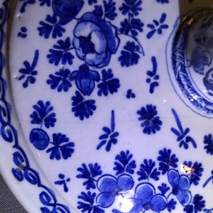 Een paar blauwwitte Delftse tazza's met floraal en ornamentaal decor, 17/18e eeuw — foto 11