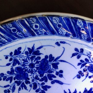 Een paar blauwwitte Delftse tazza's met floraal en ornamentaal decor, 17/18e eeuw — foto 5