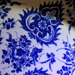 Een paar blauwwitte Delftse tazza's met floraal en ornamentaal decor, 17/18e eeuw — foto 6