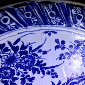 Een paar blauwwitte Delftse tazza's met floraal en ornamentaal decor, 17/18e eeuw — foto 7