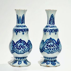 Een paar blauwwitte Delftse vaasjes, 17e eeuw — foto 4