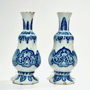 Een paar blauwwitte Delftse vaasjes, 17e eeuw — foto 6