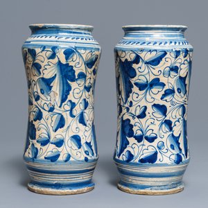 Een paar blauwwitte Italiaanse majolica 'a foglie' albarelli, 17e eeuw — foto 1