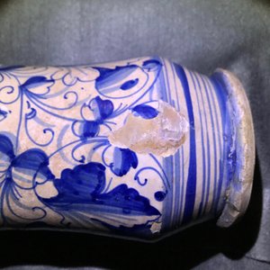 Een paar blauwwitte Italiaanse majolica 'a foglie' albarelli, 17e eeuw — foto 12