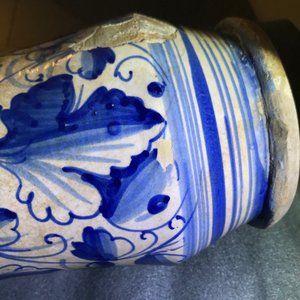 Een paar blauwwitte Italiaanse majolica 'a foglie' albarelli, 17e eeuw — foto 14