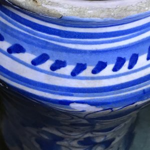 Een paar blauwwitte Italiaanse majolica 'a foglie' albarelli, 17e eeuw — foto 17