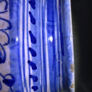Een paar blauwwitte Italiaanse majolica 'a foglie' albarelli, 17e eeuw — foto 7