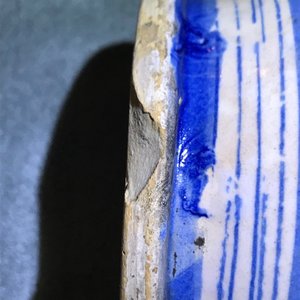 Een paar blauwwitte Italiaanse majolica 'a foglie' albarelli, 17e eeuw — foto 9