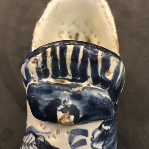 Een paar blauwwitte modellen van schoentjes, Friesland, Bolsward, 2e helft 18e eeuw — foto 10