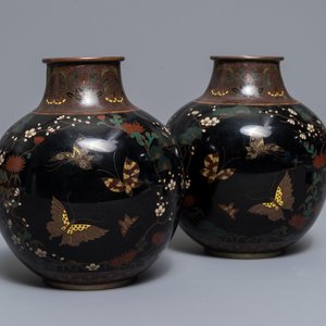 Een paar bolvormige Japanse cloisonné vazen met vlinders, Meiji, 19e eeuw — foto 1
