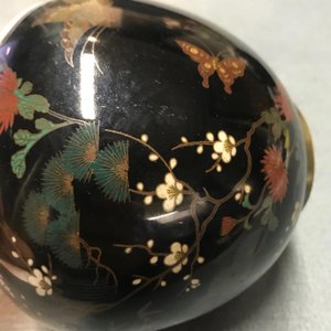 Een paar bolvormige Japanse cloisonné vazen met vlinders, Meiji, 19e eeuw — foto 11
