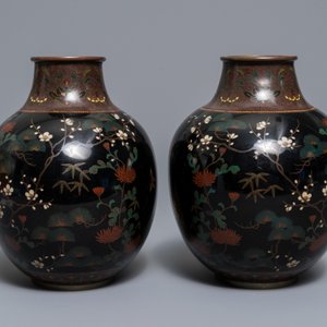 Een paar bolvormige Japanse cloisonné vazen met vlinders, Meiji, 19e eeuw — foto 3