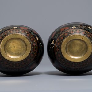 Een paar bolvormige Japanse cloisonné vazen met vlinders, Meiji, 19e eeuw — foto 6