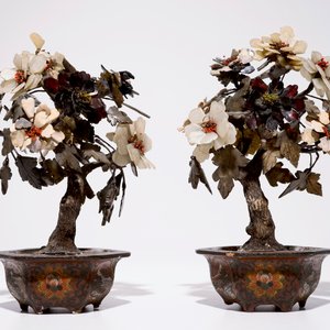 Een paar bomen uit jade, zeepsteen, agaat en koraal in cloisonné houders, China, 19/20e eeuw — foto 2