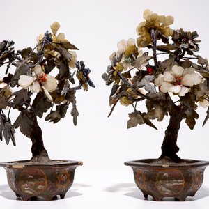 Een paar bomen uit jade, zeepsteen, agaat en koraal in cloisonné houders, China, 19/20e eeuw — foto 4