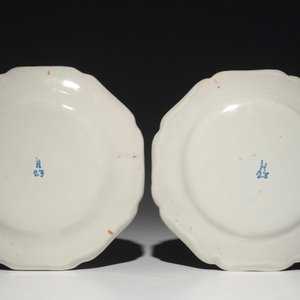 Een paar borden met floraal decor in Franse faïence de l'Est, Joseph Hannong, Strasbourg, 18e eeuw — foto 2