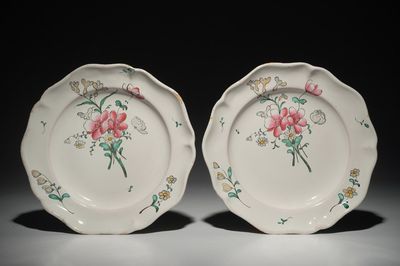 Een paar borden met floraal decor in Franse faïence de l'Est, Joseph Hannong, Strasbourg, 18e eeuw