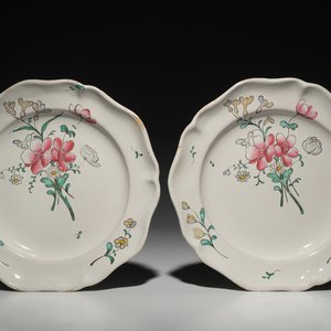 Een paar borden met floraal decor in Franse faïence de l'Est, Joseph Hannong, Strasbourg, 18e eeuw — foto 1