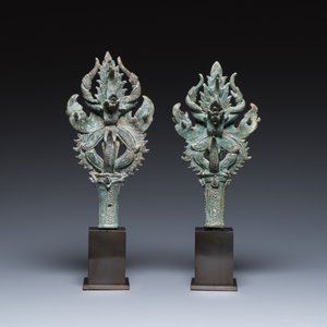 Een paar bronzen Khmer ornamenten met dansende Apsaras in Bayon-stijl, Cambodja, Angkor periode, 13e eeuw — foto 3