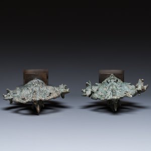 Een paar bronzen Khmer ornamenten met dansende Apsaras in Bayon-stijl, Cambodja, Angkor periode, 13e eeuw — foto 5