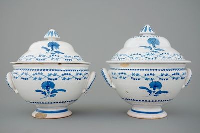 Een paar Brussels aardewerken terrines met deksel, ca. 1800