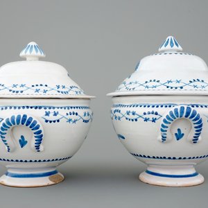 Een paar Brussels aardewerken terrines met deksel, ca. 1800 — foto 4