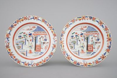 Een paar Chinees porseleinen schotels met dames in een tuin, Yongzheng, 1722-1735