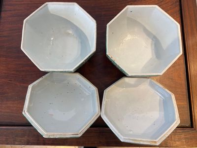 Een paar Chinese Bencharong dekseldozen voor de Thaise markt, 19e eeuw — foto 3