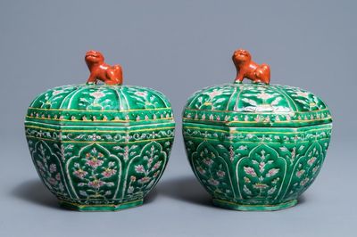Een paar Chinese Bencharong-stijl dekselkommen voor de Thaise markt, 19e eeuw