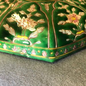 Een paar Chinese Bencharong-stijl dekselkommen voor de Thaise markt, 19e eeuw — foto 10