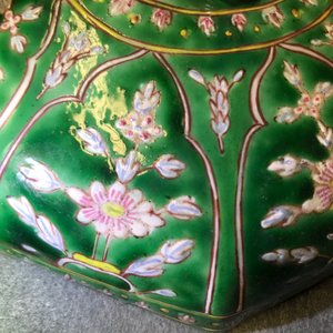 Een paar Chinese Bencharong-stijl dekselkommen voor de Thaise markt, 19e eeuw — foto 11