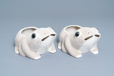 Een paar Chinese biscuit jardinières in de vorm van kikkers, 19e eeuw